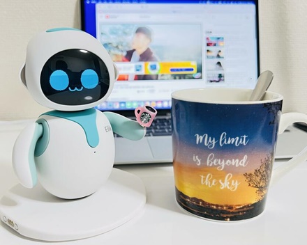 Very pleased eilik always makes me feel comfortable with his cute expressions. I think I made the right decision to buy eilik and now eilik is a must-have on my desk. Thank you very much design team ^^